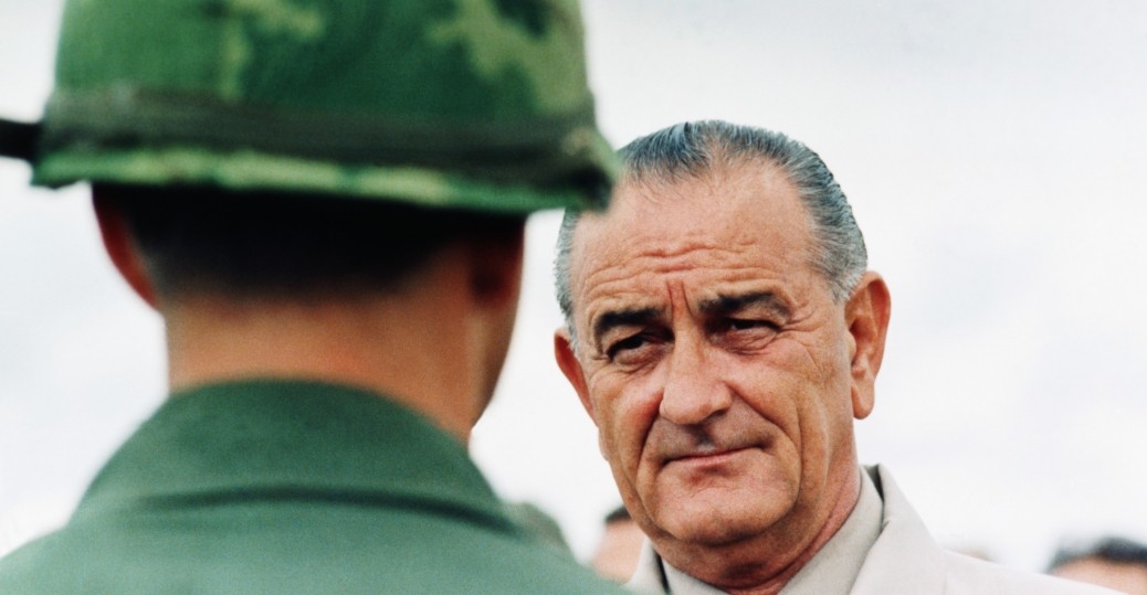 Tổng thống Mỹ Lyndon B. Johnson gặp mặt binh sĩ trong chuyến thăm bất ngờ đến một căn cứ Mỹ ở vịnh Cam Ranh, miền Nam Việt Nam vào tháng 10/1966.